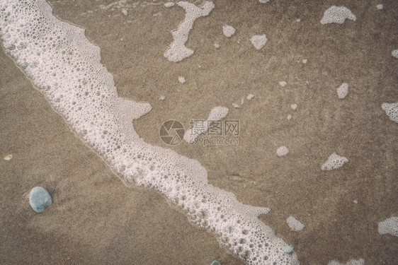 沙中涌现的水浪古图片