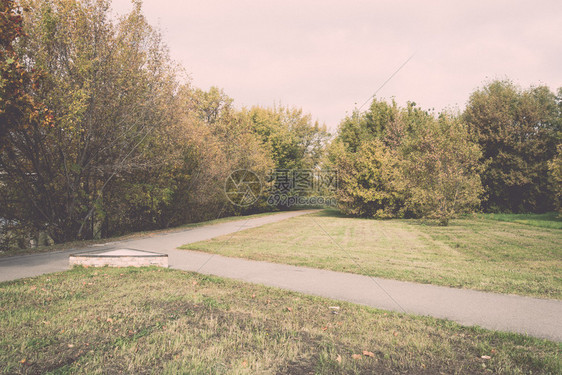 Latvia的秋季彩色乡村风景古老图片