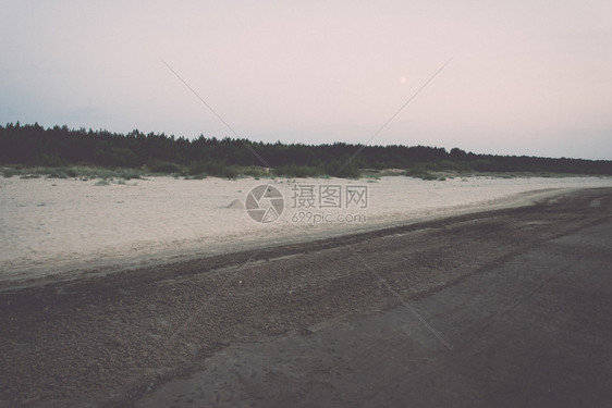 日落后的海滩沙滩和云朵复古复图片