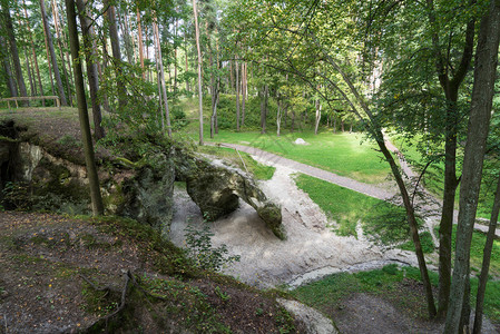 拉脱维亚高贾斯公园内有石碑图片