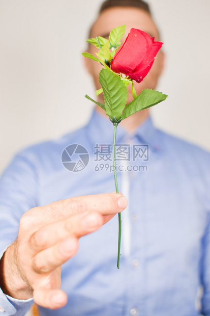 给一束玫瑰花的年轻人图片
