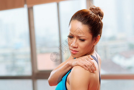 女运动员背部疼痛图片