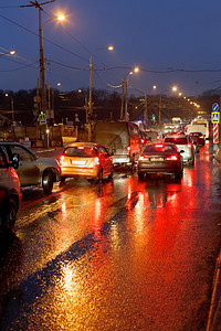 莫斯科雨夜城市交通图片