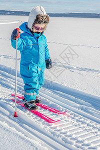 年轻女孩跨国滑雪图片