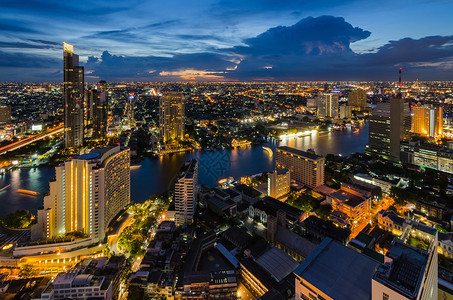 曼谷市风景与夏日黄昏时的Chaop图片