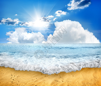 阳光下的泡沫海浪和沙滩图片