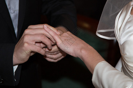新娘和新郎交换结婚戒指图片