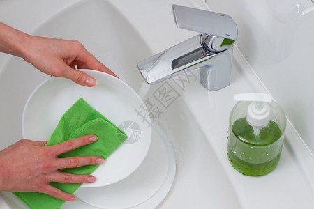 用绿色抹布洗碗图片