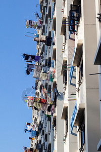 新加坡公共住房公寓通常在阳台的竹杆上用洗衣机烘干图片