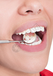 牙医镜子反射干净洁白的牙齿图片
