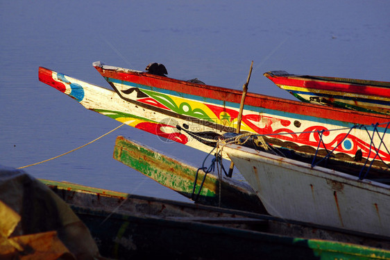 在塞内加尔捕获的传统渔船照片图片