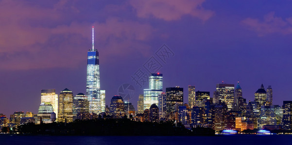 纽约市晚上和城市建筑一起图片
