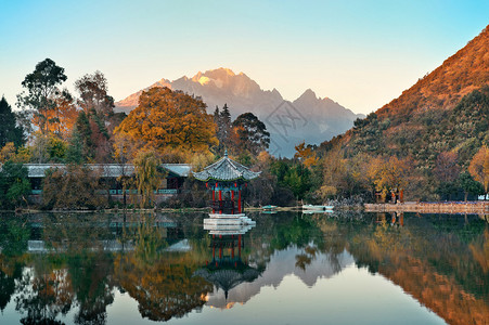 云南丽江的黑龙池背景图片