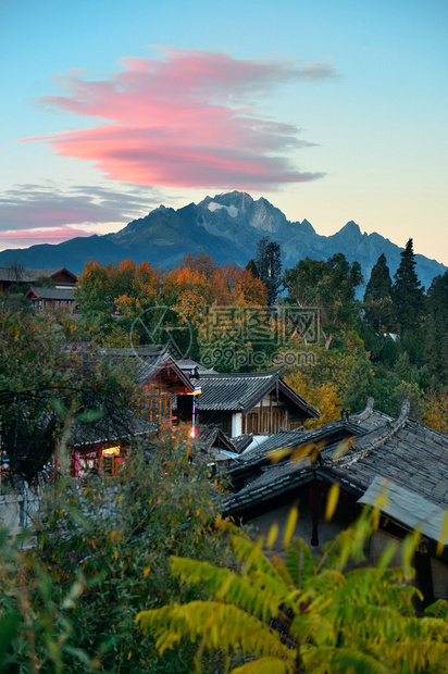 拥有当地历史建筑和玉龙山的利江图片