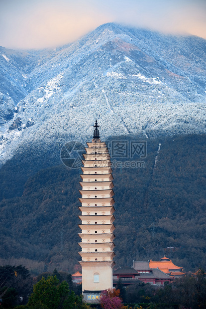 在云南山的达利老镇古代塔图片