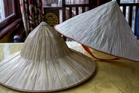 桌子上的传统越南帽子背景图片