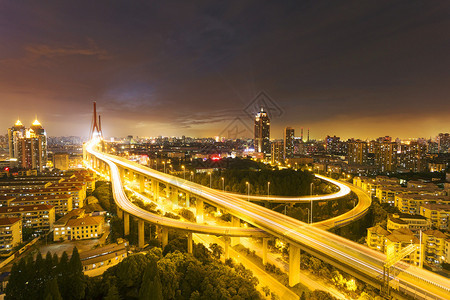 天线和夜间高速公路交叉路背景图片