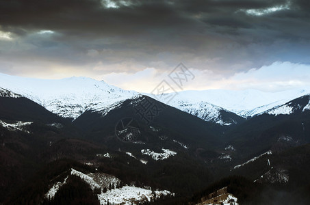 冬季傍晚山高地景观乌克兰图片