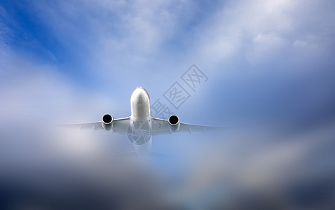 刚从云端飞出的飞机图片