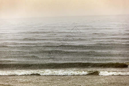 大雨中的海滩在太平洋上空图片