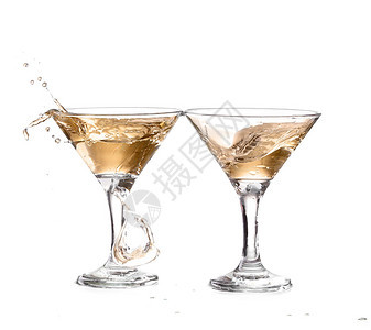 两杯葡萄酒在高尔特马提尼玻璃杯中旋转以图片