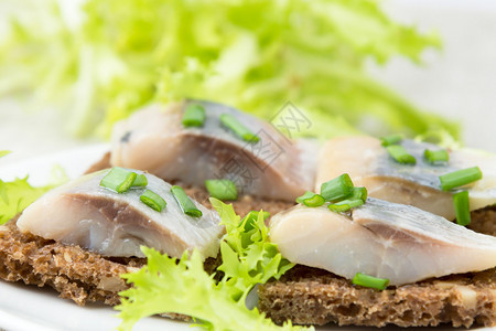 黑麦面包三明治配鲱鱼和洋葱图片