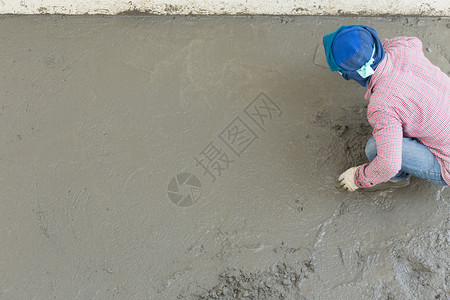 石膏水泥工人在建筑房屋的地图片