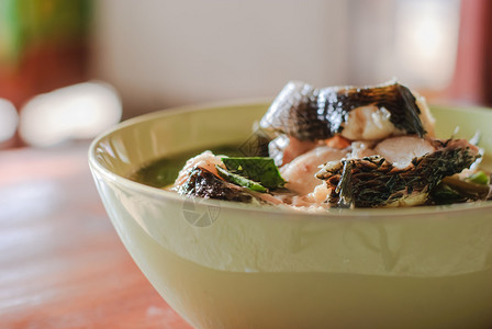 泰国菜中的冬阴功汤和热鱼汤图片