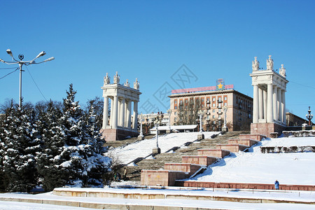伏尔加格勒市中央路堤的冬季景观图片