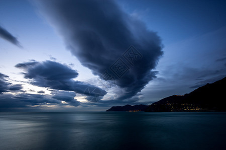 向辛克地球社海岸线直飞的暴风雨在图片