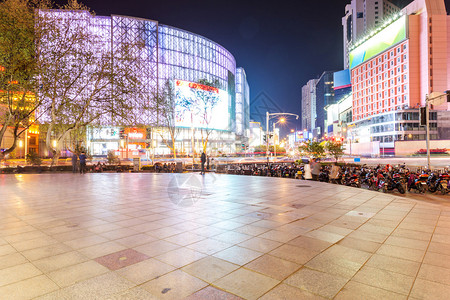 现代城市空的广场和商业建图片