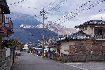 日本由布院山水相连的小村庄图片