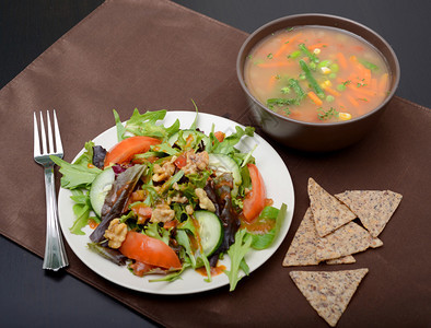午餐蔬菜汤沙拉和薯条图片