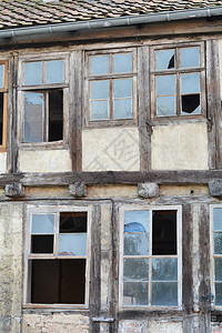 奎德林堡老城腐朽的半木结构房屋图片