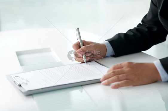 企业家签署合同的手图片