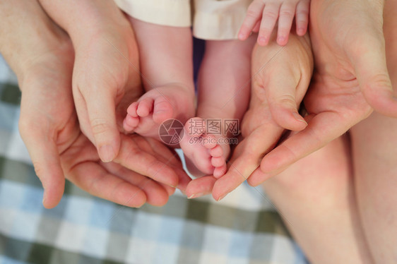 新生儿婴脚掌握在父母手中图片