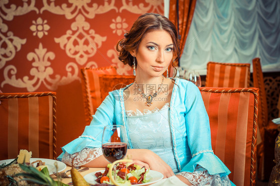 餐厅里穿着复古连衣裙的女孩复古晚礼服优雅漂亮的女人复古女人肖像浪漫之图片