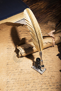 复古金笔和古代手稿图片