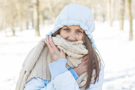 在雪天穿着寒冷天气服装的年轻女冬季肖像白种女在户外图片