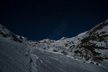 张家口滑雪美丽的星空和由月亮柔光照耀的山地风雪背景