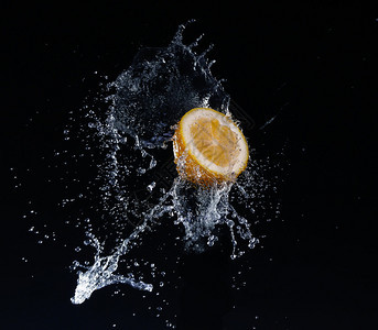 一个高速的柠檬镜头带有泼水图片
