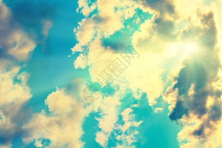 蓝云和天空自然背景有太阳光束像过滤图片