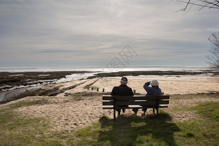 坐在公园长椅上的一对快乐浪漫的老图片