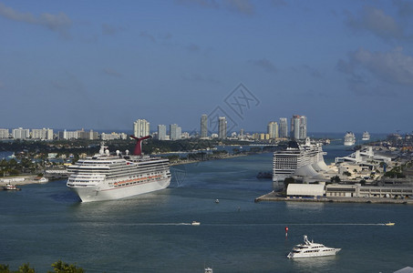 返回港口的游轮和两艘从迈阿密港出发前往加勒比海的游轮图片