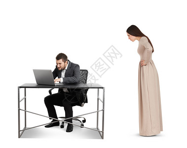 游戏ui愤怒的女人盯着集中的商人看着笔记本电脑背景
