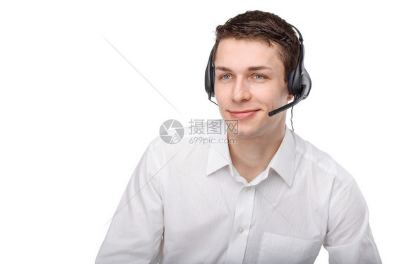 男客户服务代表或呼叫中心工作人员或操作员或支持人员与耳机交谈的特写图片