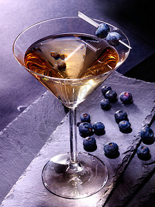 黑色背景上的蓝莓黄金饮料图片