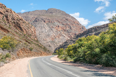 Meiringspoort的道路沿着Groot河穿过Swartberg图片