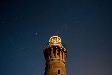 夜空下的灯塔与星图片