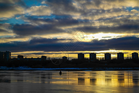 日落时在海湾冰面上独图片